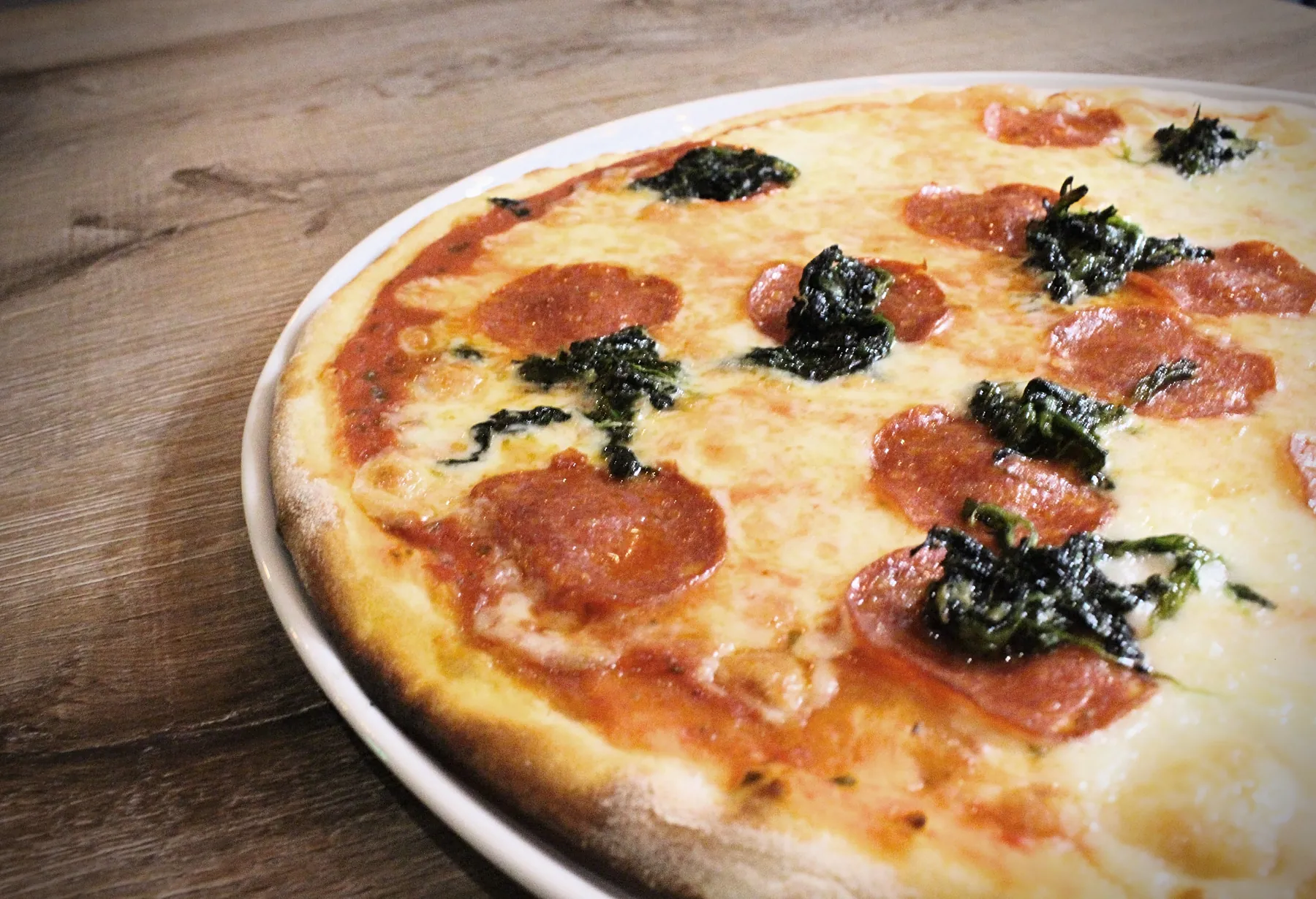 Pizza Calabrese met pittige salami en spinazie