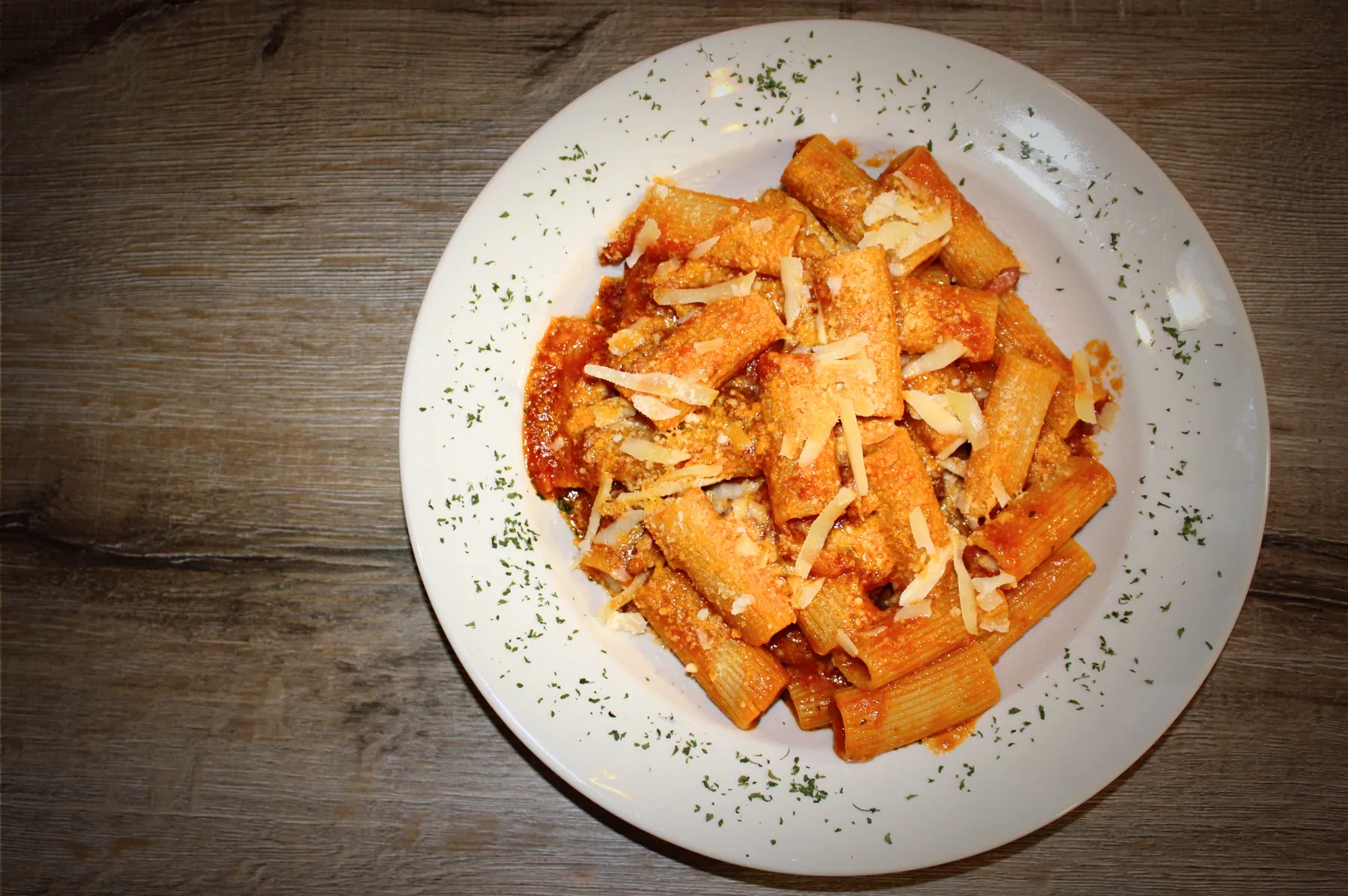 Rigatoni Amatriciana met tomatensaus, spek en geraspte kaas