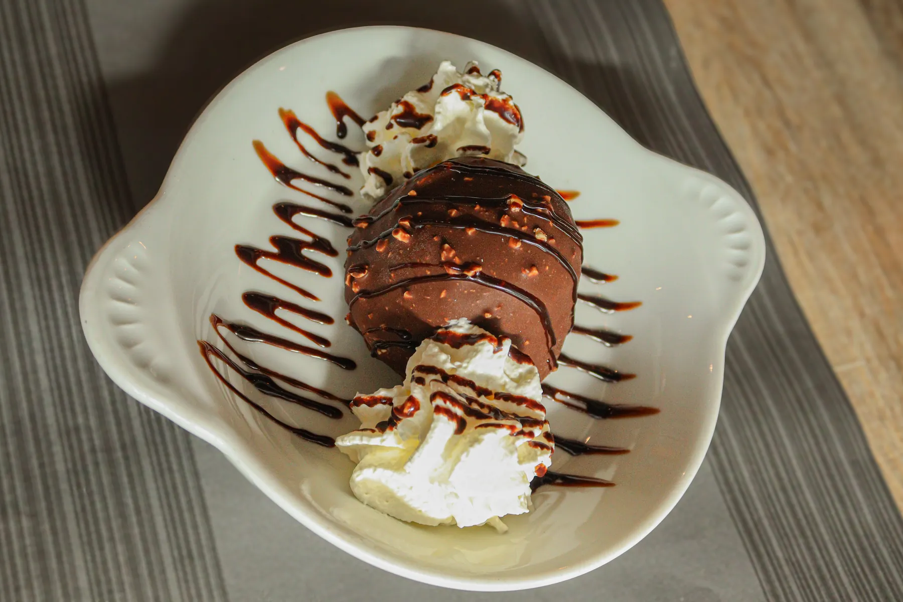 Tartufo: chocolade-ijs met een chocoladelaag, slagroom en chocoladesaus