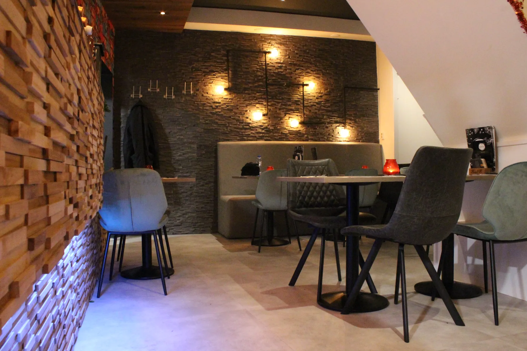 Een tafel voor twee tegen de houten wand van het restaurant